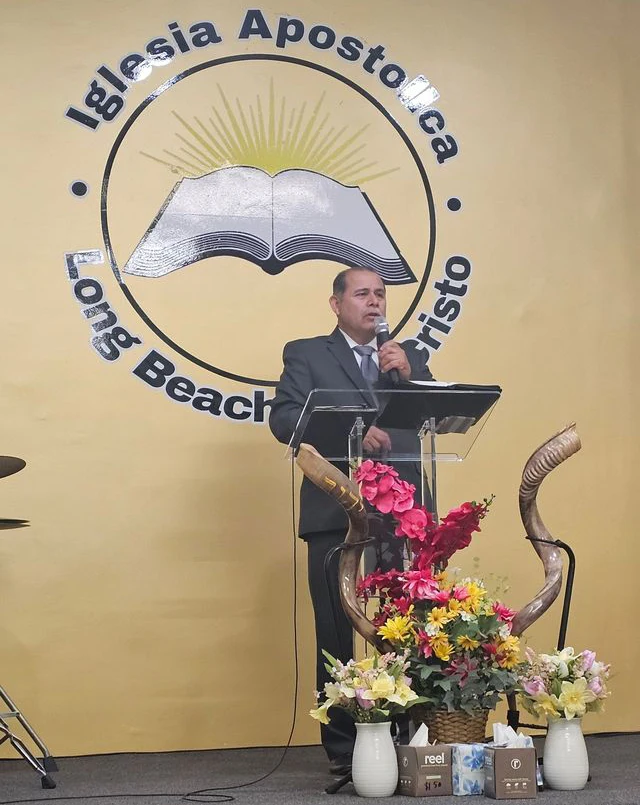 Pastor Enrique Flores predicando en Long Beach Para Cristo